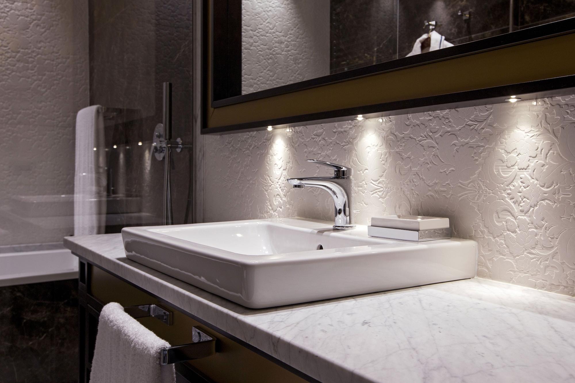 Palazzo Doglio Hotel Cagliari Exterior photo Bathroom lighting