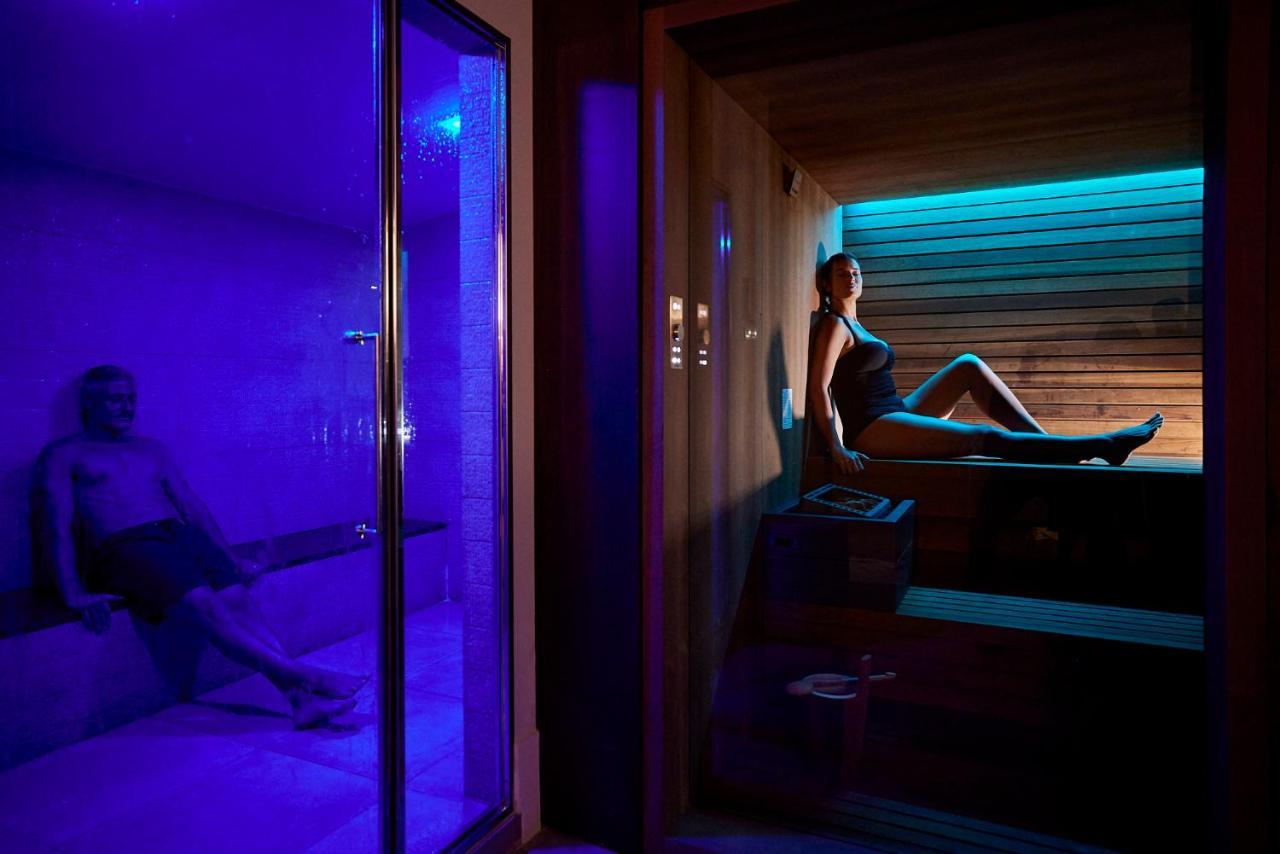 Palazzo Doglio Hotel Cagliari Exterior photo A woman in a spa