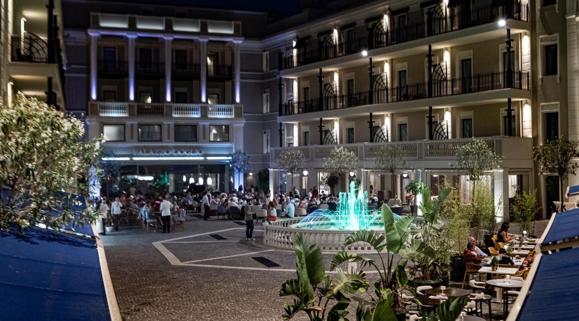 Palazzo Doglio Hotel Cagliari Exterior photo The hotel's central courtyard